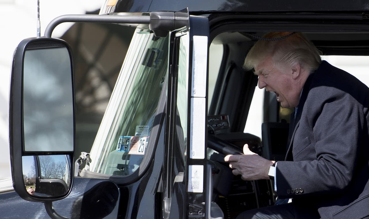 <b>Trump Truck. </b>El presidente aceptó la invitación a subir a la cabina de un camión de carga y dar un par de aceleradas al motor. Fue durante la visita de una organización de camioneros a la Casa Blanca. 23 de marzo de 2017. 
<br>