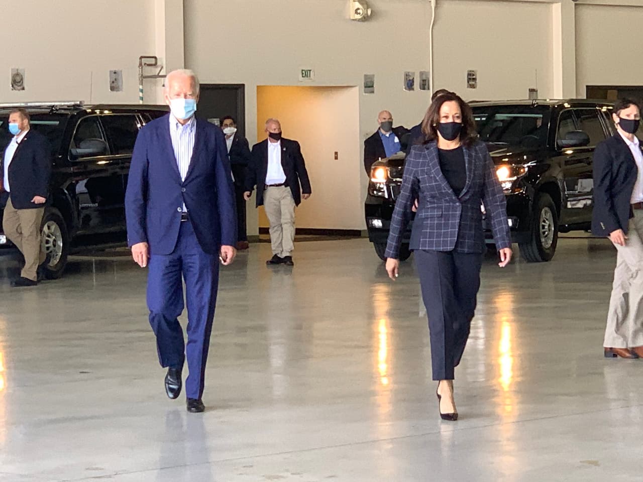Joe Biden y Kamala Harris llegan a Arizona un día después del inicio del voto temprano