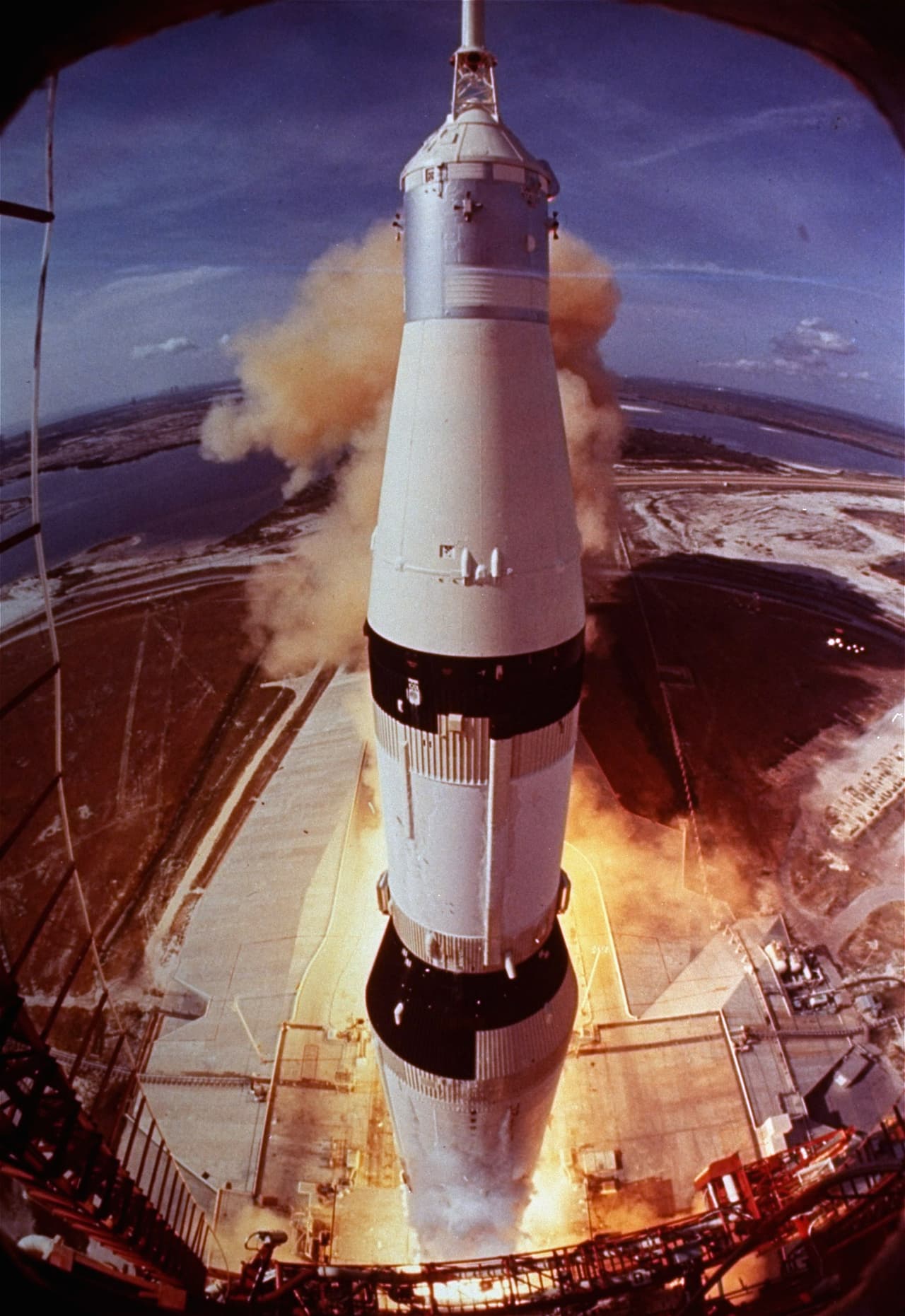 A los 12 minutos del despegue, la misión Apollo 11 alcanzó la órbita terrestre a 98 millas de altura. Allí se mantuvo durante 3 horas y la tripulación empleó este tiempo en calibrar instrumentos, seguir las lecturas de navegación y comprobar la trayectoria. Luego de una vuelta y media a la Tierra, desde el centro de control de NASA en Houston, se dio la orden para continuar rumbo a la Luna.