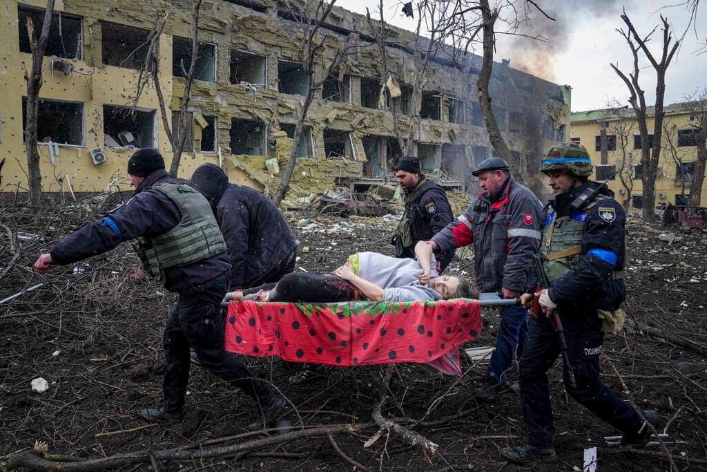 <b>Ataques contra civiles:</b> 
<b>El bombardeo a un hospital materno-infantil en Mariupol</b>
<br>
<br>La imagen de una embarazada siendo transportada en una camilla 
<a href="https://www.univision.com/noticias/mundo/mariupol-bombardeo-fotos-guerra-rusia-ucrania-fotos">entre edificios derruidos y todavía humeantes</a> dio la vuelta al mundo como un ejemplo de los repetidos ataques contra civiles denunciados por Ucrania y que Rusia niega a pesar de las evidencias. Sin pruebas, Moscú declaró que extremistas ucranianos habían tomado el hospital de Mariupol como base y que no quedaban pacientes ni médicos en el edificio. Por su parte, el embajador ruso ante Naciones Unidas y la embajada rusa en Londres tacharon las imágenes de “noticias falsas”. Otro ataque injustificado contra civiles en esa misma ciudad fue contra un teatro en el que se refugiaban personas y que 
<a href="https://www.univision.com/shows/primer-impacto/imagenes-satelitales-afuera-del-teatro-bombardeado-en-mariupol-estaba-escrita-la-palabra-ninos-video">ponía fuera, explícitamente, que había niños</a>.