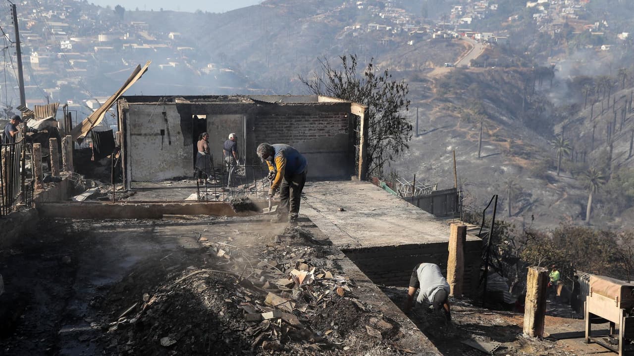 <b>En video: </b>El gobierno de Chile decretó el estado de catástrofe para hacer frente a un gigantesco incendio en la ciudad de Viña del Mar que dejó cientos de viviendas destruidas, al menos dos muertos y varios heridos.