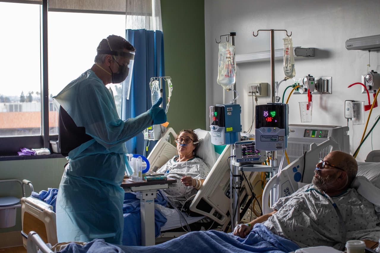 "Estamos agradecidos con los trabajadores de la salud de primera línea que luchan arduamente para salvar miles de vidas, pero todos sabemos que hay ciertas personas que simplemente no sobrevivirán a los estragos de este poderoso virus", dijo Ferrer.