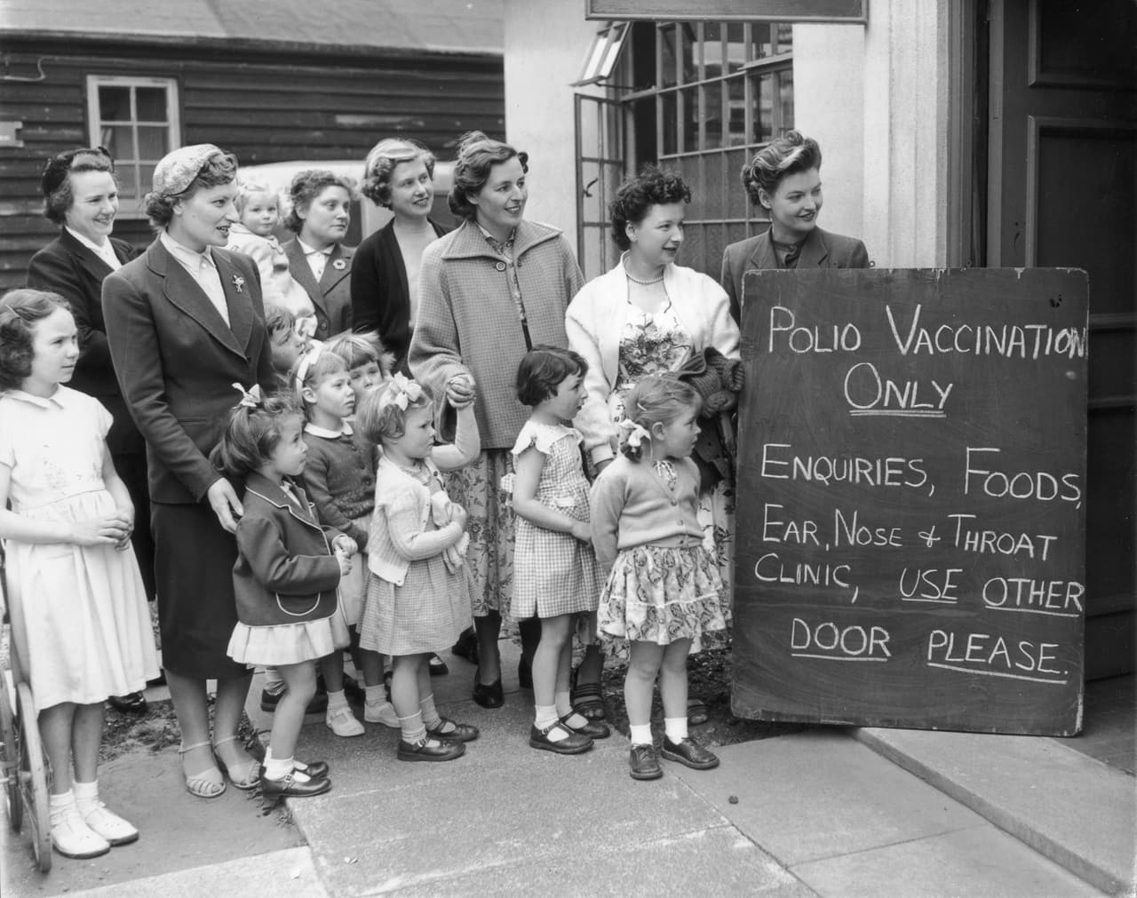 <b>Polio</b>
<br>
<b>Introducción de las vacunas: 1953.</b>
<br>
<b>Impacto: la enfermedad está prácticamente erradicada en todo el mundo.</b>
<br>
<br>Unas 50,000 perdieron la vida por la polio entre 1910 y 1960. Esta enfermedad infecciosa daña el sistema inmune y puede causar parálisis (puede ser fatal si inmoviliza los músculos respiratorios). El número total de casos ha disminuido en más del 99% desde 1988: de unos 350,000 casos ese año a 33 en 2018, según la OMS.