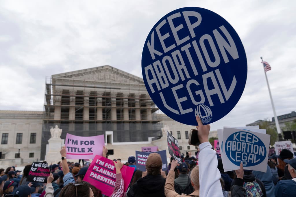 Más personas se practican abortos en EEUU, pero menos viajan a otros estados para hacerlo, según un estudio