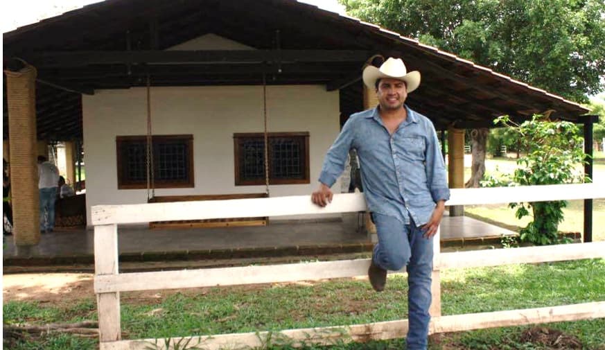Julio César Álvarez Montelongo, un hombre que nació y creció en el campo y que en cuanto puede regresa para alejarse de todo lo que la fama le rodea.