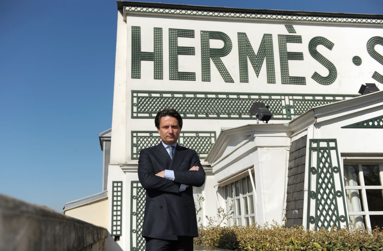 <h3 class="cms-H3-H3">6. La familia Dumas</h3>
<br>
<br>Hermes es una casa de diseño de lujo francesa que se especializa en artículos de cuero, accesorios de estilo de vida, joyería, perfumería y muebles para el hogar. 
<b>Thierry Hermes fundó la empresa en 1837. </b>
<br>
<br>Inicialmente, Thierry fabricaba productos de cuero solo para nobles y miembros de la realeza. Cuando su hijo Charles Emile se hizo cargo de Hermes, introdujo la guarnicionería como un nuevo producto para la empresa. Mientras Charles continuaba introduciendo nuevos productos en la empresa, los Dumas entraron en escena. Charles entonces decidió entrenar a sus yernos, Robert Dumas, Francis Puech y Rene Guerrand. Robert introdujo accesorios como bufandas y cinturones en Hermes. Más tarde se haría cargo de la empresa. 
<br>
<br>Cuando se jubiló en 2005, entregó la empresa a su primo, Axel Dumas (en la fotografía). La familia acumula una fortuna de 53,100 millones de dólares.
<br>