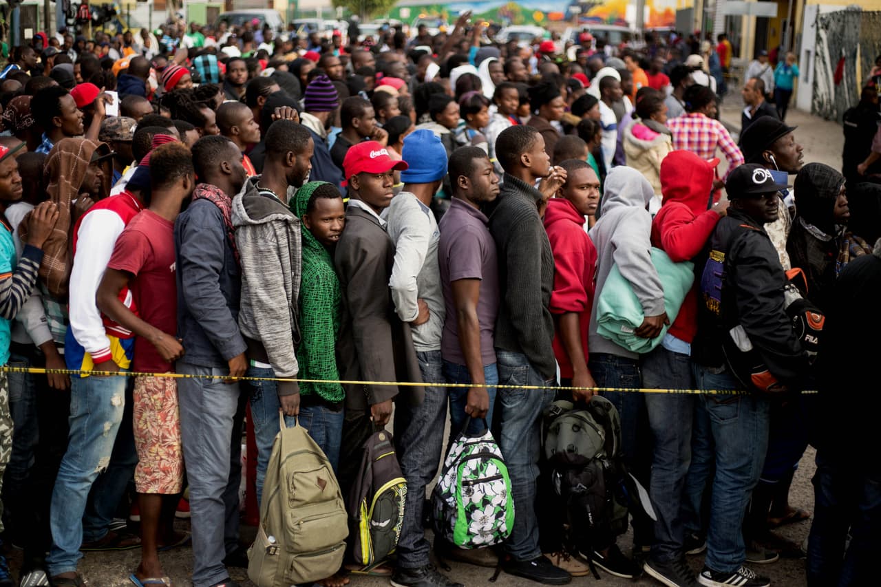 Migrantes haitianos y africanos hacen fila para solicitar asilo en fuera de la oficina de migración de México, en Tijuana. Octubre 2016.