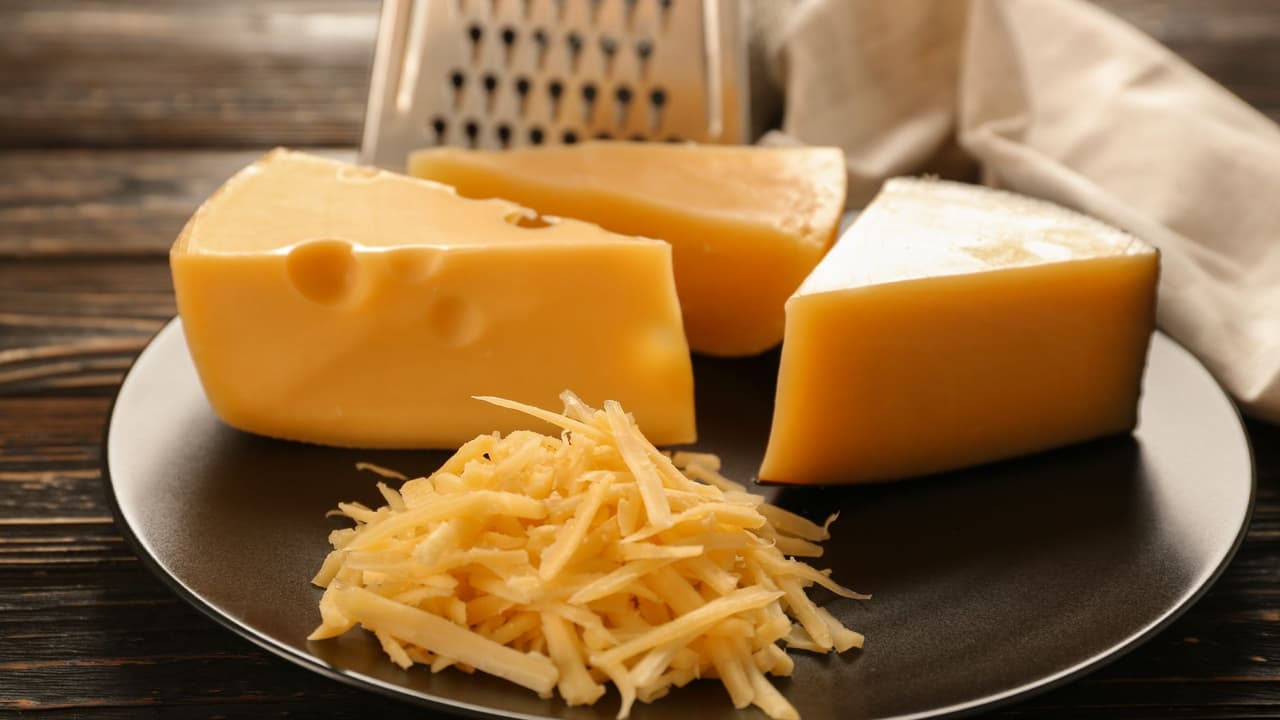 Cómo guardar y conservar queso correctamente en casa: Lo que debes saber para que no se eche a perder