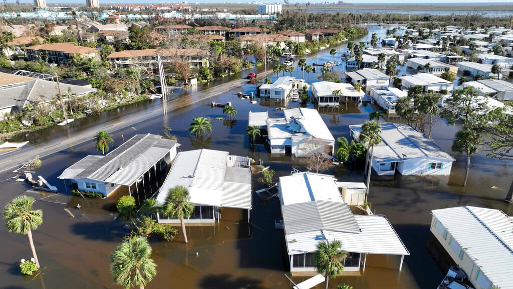 La inundación de barrios completos hizo difíciles las labores de las autoridades. En Naples los bomberos se tuvieron que movilizar en motos acuáticas para realizar los rescates.