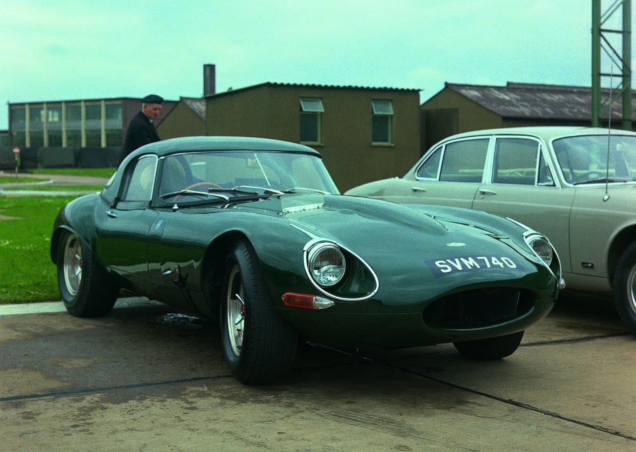 <h3 class="cms-H3-H3"><b>Jaguar E-Type 1967</b></h3>
<br>
<br>Tras recibir una bonificación inicial de 40,000 dólares por trabajar en Zip2, la compañía que él y su hermano fundaron, Musk lo único que consideró fue usar ese dinero para comprar un Jaguar E-Type de 1967.
<br>
<br>
<b>Relacionado: </b>
<a href="https://www.univision.com/carros/carros-y-famosos/vistazo-camioneta-pickup-la-roca-regalo-fanatico-latino">Un vistazo a la camioneta pickup que La Roca regaló a un fanático latino</a>