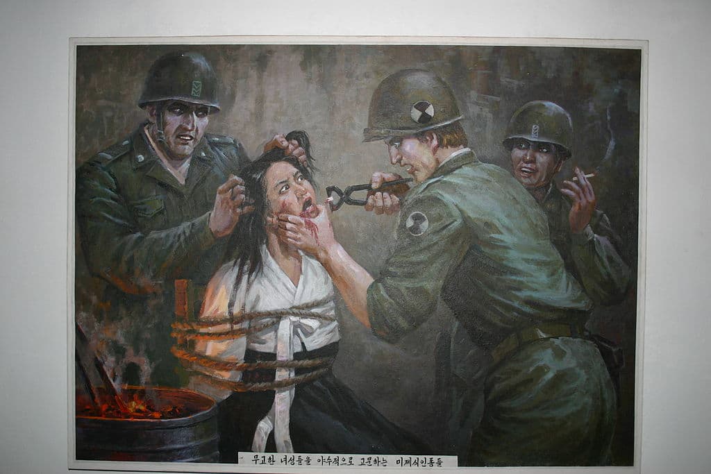 <h3 class="cms-h3-H3">7. Crearon un museo de las atrocidades cometidas por EEUU</h3>
<br>
<br>La guerra de Corea fue brutal y ningún historiador estaría dispuesto a refutar eso. Sin embargo, en Corea del Norte se ha creado un museo especial para conmemorar la supuesta masacre de 35,000 civiles en Sinchon a manos de las fuerzas armadas estadounidenses, un hecho que muchos en Occidente 
<b><a href="http://sinonk.com/2013/09/17/the-sincheon-massacre-historical-fact-and-historical-revision/">estarían dispuestos a debatir.</a></b>
<br>