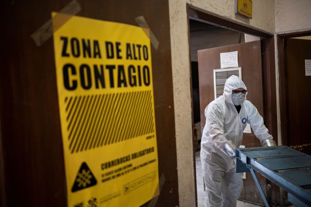 Un empleado usa equipo de protección mientras trabajaba en el crematorio Azcapotzalco en la Ciudad de México. 
<br>
<br>El medio mexicano 
<a href="https://www.animalpolitico.com/2020/05/funerarias-colapsan-muertos-covid-19-imss/" target="_blank">Animal Político</a> reportó en mayo que la asociación de funerarias de la CDMX dijo estar al borde del "colapso", con crematorios saturados.
<br>
<br>
