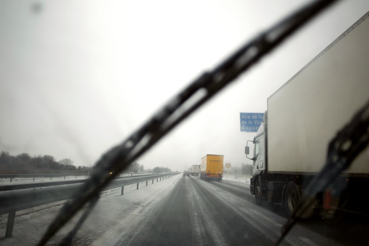<h3 class="cms-H3-H3"><b>Recomendaciones para manejo en nieve</b></h3>
<br>
<br> - Los limpiaparabrisas deben funcionar perfectamente. Limpia siempre el vidrio delantero muy bien antes de iniciar tu trayecto y verifica que funcionen bien
<br> 
<br> - Antes de emprender la marcha revisa el estado de los líquidos del carro
<br> 
<br> - Trata de traer el depósito de gasolina siempre lleno