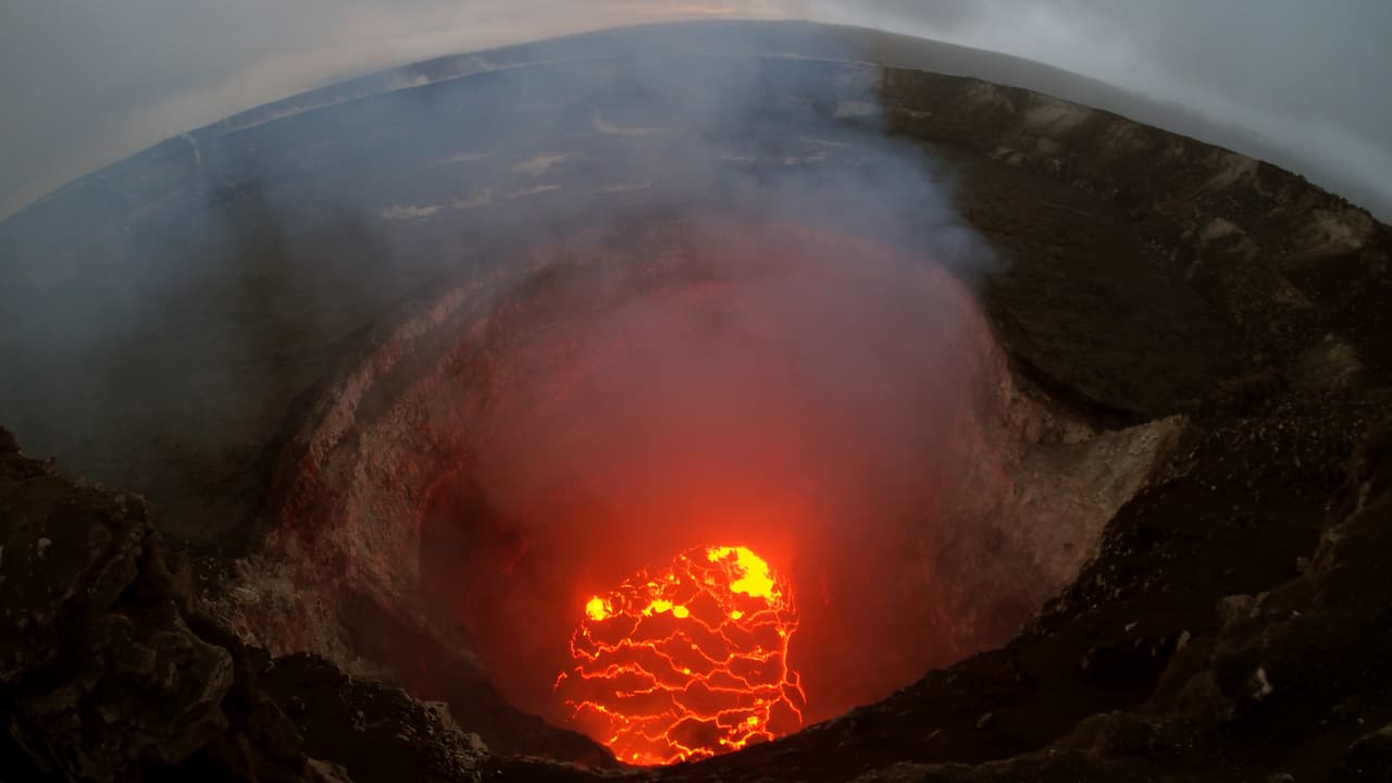 El lago de lava del cráter del volcán ha disminuido de tamaño luego de las erupciones.