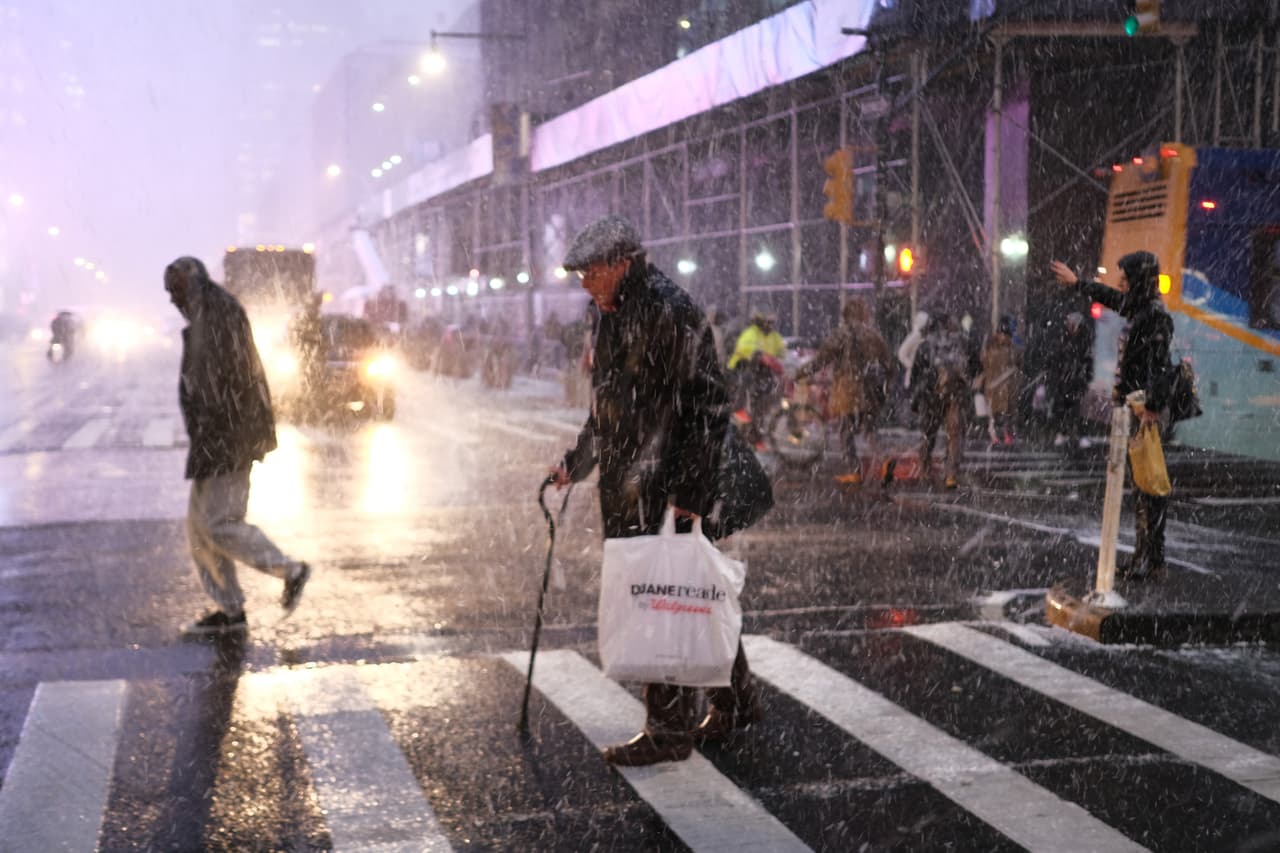 <b>Turbonada de nieve</b>
<br>
<br>Muchos neoyorquinos descubrieron por primera vez lo que es una turbonada de nieve (snow squall, en inglés), al ser consumida la ciudad de Nueva York por una. Este impresionante fenómeno sólo duró unos minutos, pero creó condiciones peligrosas para aquellas personas que se encontraban en las carreteras, ya que la visibilidad fue reducida o nula.