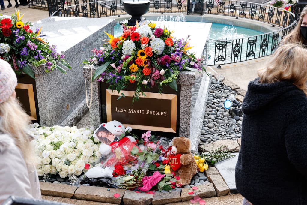 La mansión, propiedad de Lisa Marie Presley, se ha convertido en un museo y atracción turística que cientos de miles de fanáticos visitan cada año para celebrar la vida y la música de Elvis, fallecido en 1977.