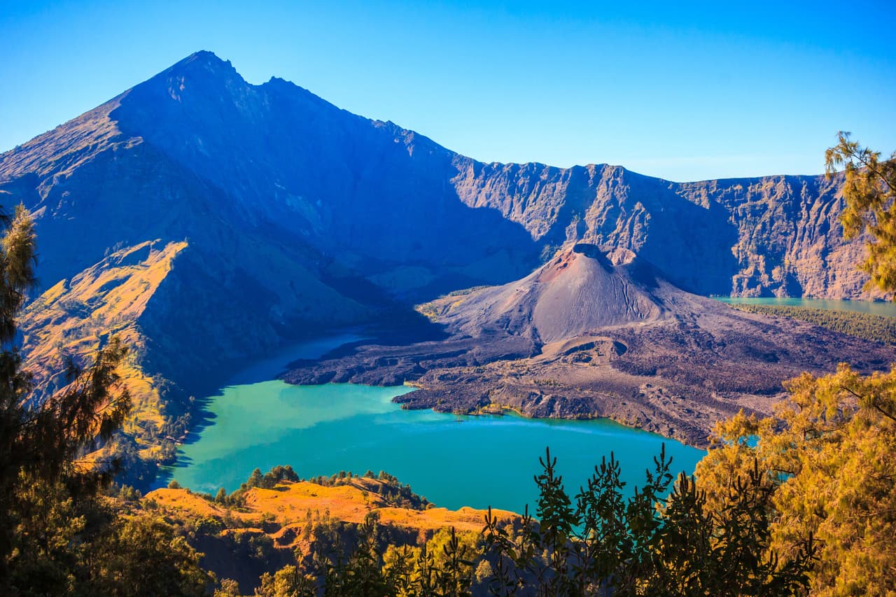 <h2 class="cms-H2-H2">5. Lombok, Indonesia</h2>
<br>
<br>La guía de Tripadvisor describe a esta isla, situada en la región de Nusa Teggara Occidental, en Indonesia, como uno de los secretos mejor guardados de la región. 
<br>
<br>Lombok, conocida como “la isla de las perlas”, está al este de Bali y ofrece actividades para quienes buscan descanso y silencio, lejos de la ciudad. Entre sus atracciones está el poder convivir con monos y tortugas, además de una visita al monte Rinjani, un volcán activo con un enorme lago dentro de su caldera. 
<br>