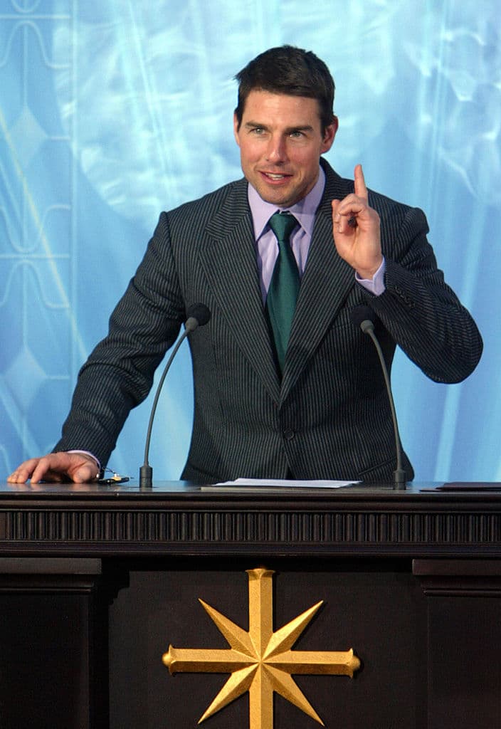 Tom Cruise es uno de sus miembros más activos y famosos, y no ha dudado en expresar lo mucho que significa la cienciología para él; además, claro, de promover dicha religión, lo cual le sigue generando críticas negativas, tanto así que estuvo a punto de destruir su carrera.