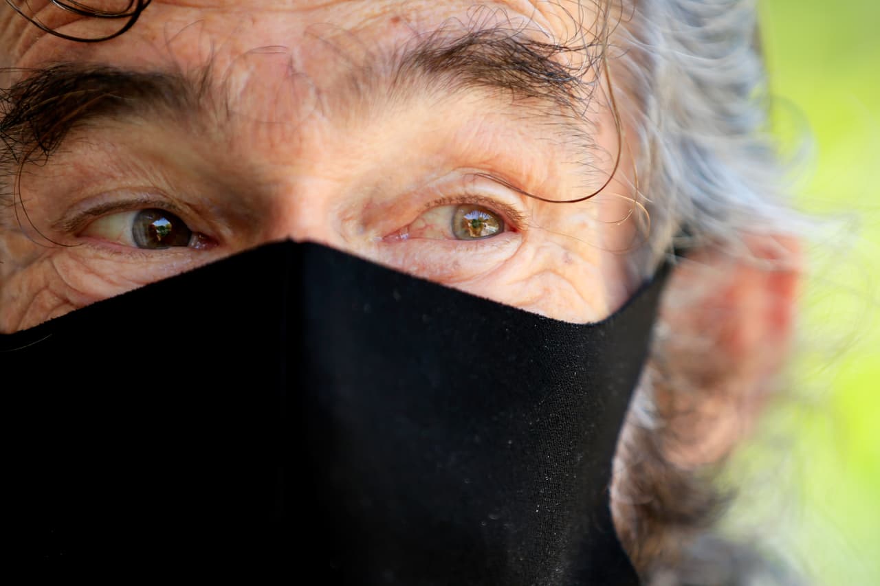 Como todas las personas que tienen la obligación en Florida, el "Cuervo" también lleva una mascarilla para cubrirse la nariz y la boca, y prevenir la propagación del coronavirus.