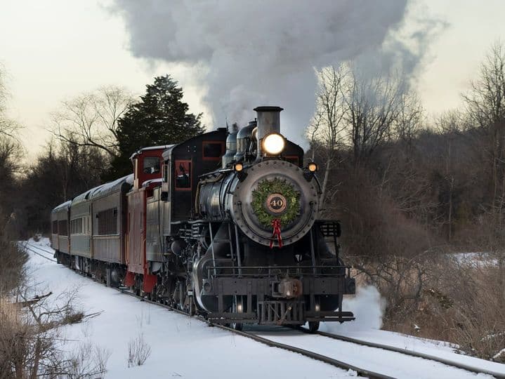 <b><a href="https://www.newhoperailroad.com/npexpress/" target="_blank">New Hope Railroad</a></b>. Escucha el sonido de las campanas del trineo cuando subas a bordo del North Pole Express y del Santa's Steam Spectacular en New Hope Railroad.