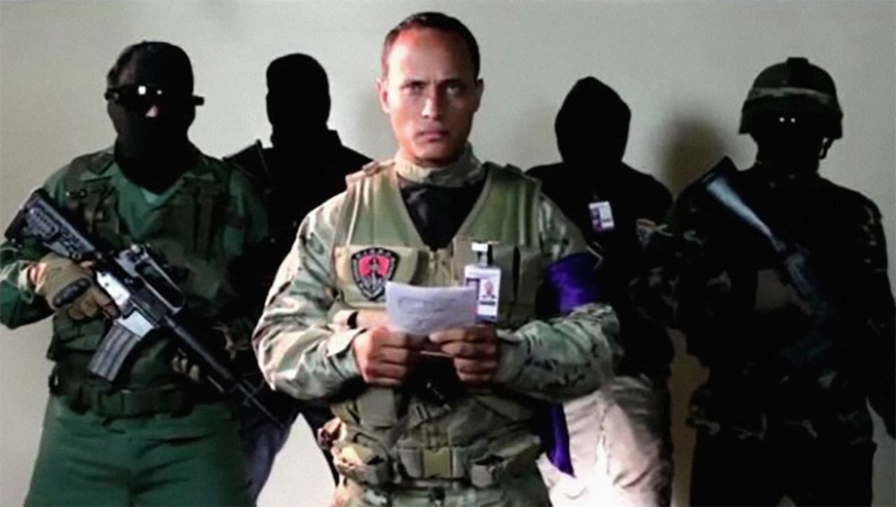Luego del vuelo en helicóptero, Óscar Pérez publicó en sus redes una serie de videos, acompañado por cuatro hombres encapuchados y armados. Envió varios mensajes llamando a una rebelión y asegurando que no pertenecía a ningún grupo político. “Somos nacionalistas, patriotas e institucionalistas”, recalcó.