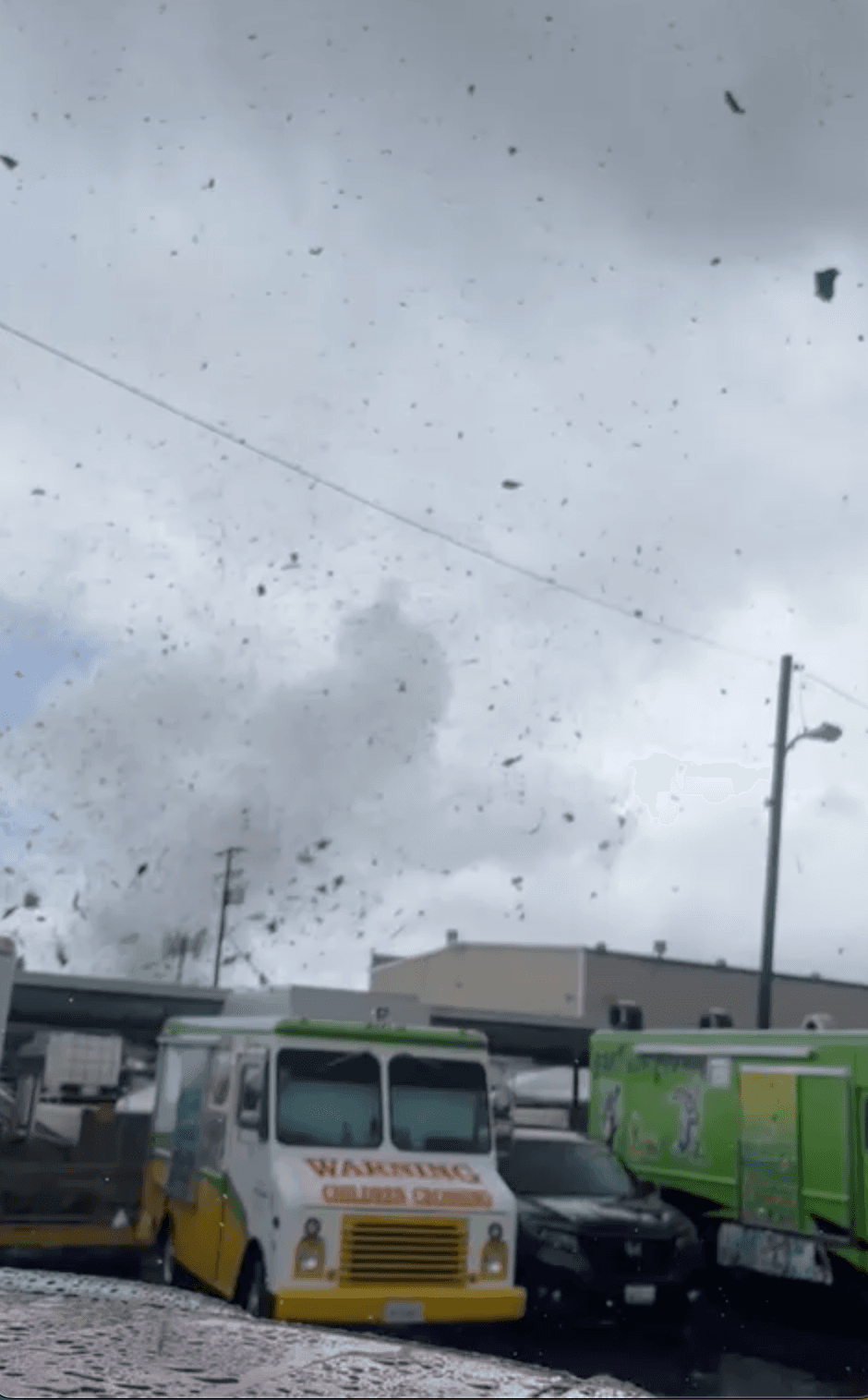 Puedes enviar tus fotos y videos de los impactos del tiempo en tu comunidad a través de 
<b><a href="https://www.univision.com/local/los-angeles-kmex/reportalo" target="_blank">REPORTALO LA. </a></b>