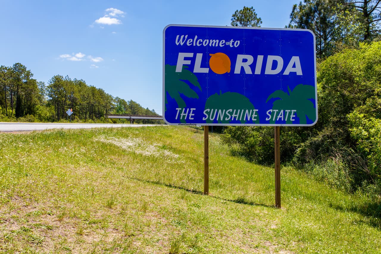 <b>Puesto 5. Florida</b>
<br>
<br>Costo anual promedio del mantenimiento de un automóvil: 3,369 dólares.
<br>
<br>Costo anual promedio de la revisión de la luz de reparación del motor encendida: 246 dólares en repuestos y 147 dólares en mano de obra.
<br>
<br>Costo anual promedio del seguro: 2,082 dólares.
<br>
<br>Gasto anual en gasolina por cada conductor con licencia en el estado: 894 dólares.
<br>
<br>Costo promedio de la gasolina al 20 de junio de 2021: 2.99 dólares por galón.