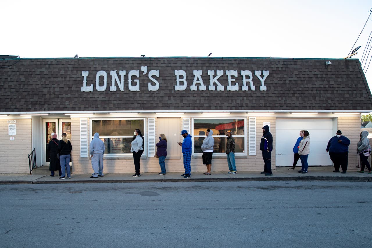 En Indiana, el gobernador Eric Holcomb, republicano, dijo que todos menos tres condados podrían tener reaperturas a partir del 4 de mayo. En la fotografía, los clientes de una pastelería en Indianápolis hacen fila para entrar con protección. Este tipo de negocios es considerado esencialen esa ciudad.