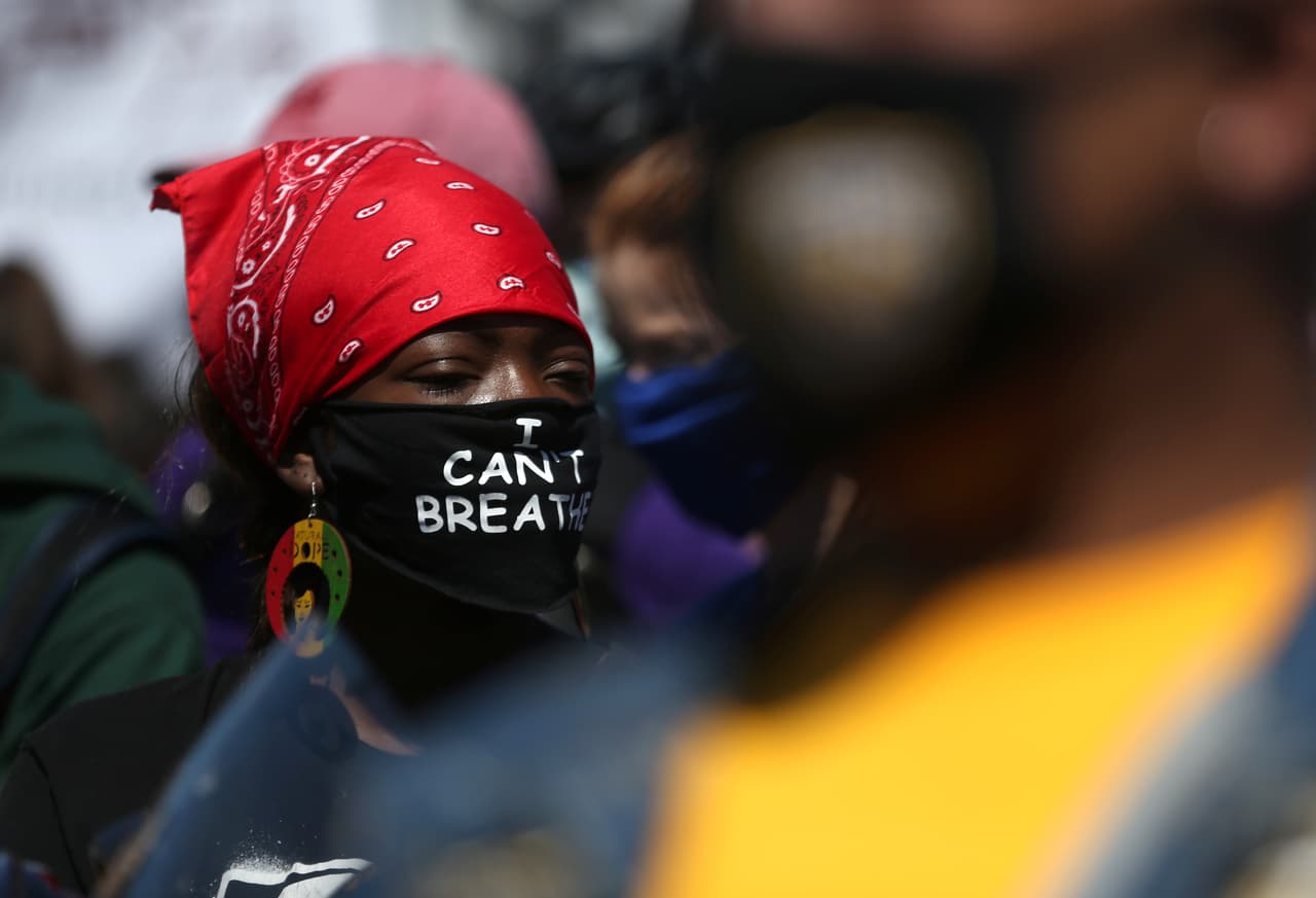 A la protesta, que cobró mayor relevancia en medio del renovado impulso que ha recibido el movimiento ‘ 
<a href="https://www.univision.com/temas/black-lives-matter" target="_blank">Black Lives Matter</a>’, asistieron miles de personas que marcharon desde el puerto de Oakland hasta el ayuntamiento de la ciudad, donde se lleva a cabo un mitin para recordar la fecha histórica, pero también para exigir un alto al racismo y los abusos contra afroestadounidenses por parte de la Policía.