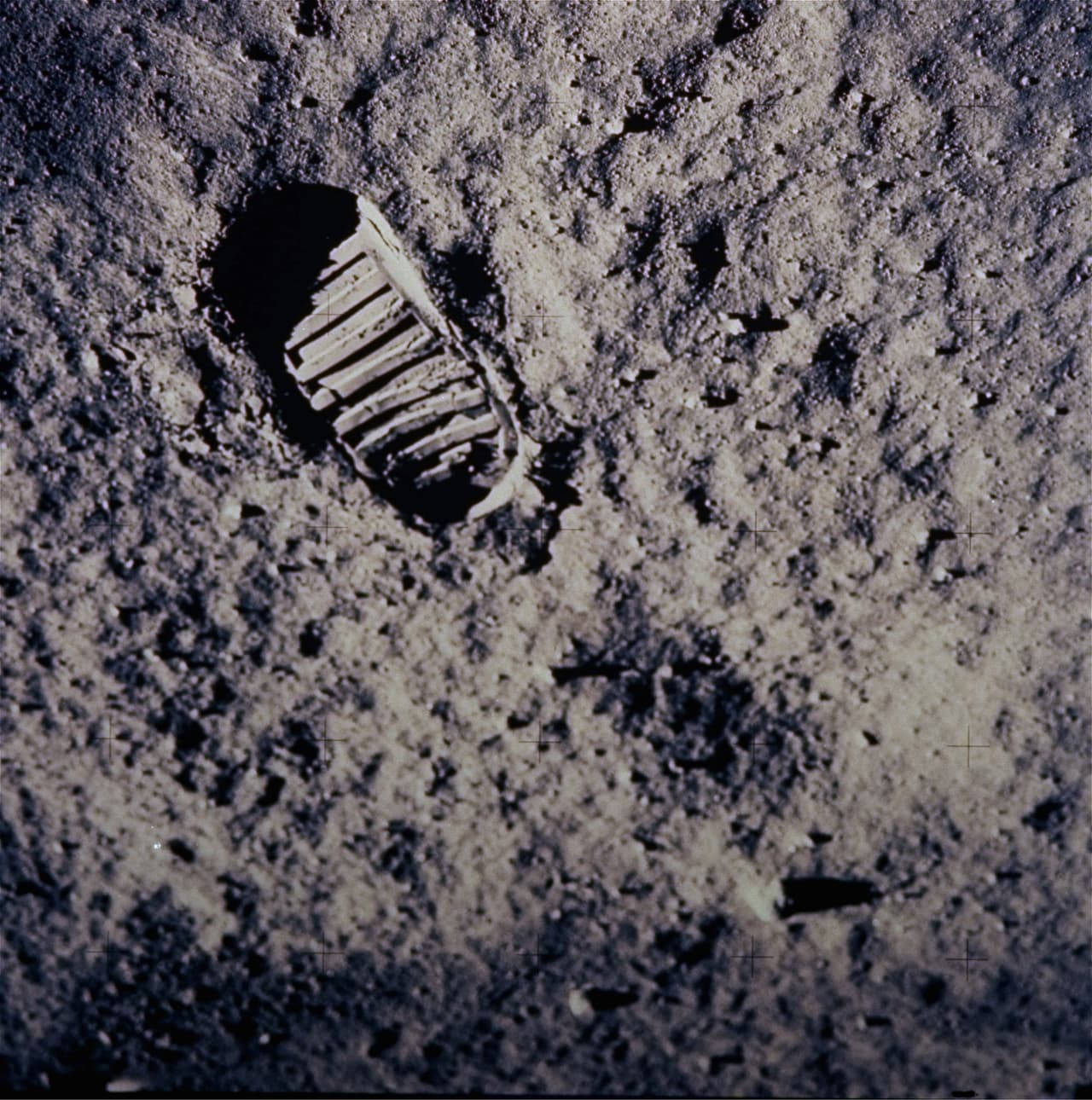 Neil Armstrong reveló una placa con una inscripción que tiene escrito: "Aquí los hombres del planeta Tierra pusieron el pie por primera vez en la Luna, en julio de 1969 A.D. Venimos en paz para toda la humanidad"; con las firmas de los astronautas y del presidente Richard Nixon. Y luego soltó la histórica frase: “Este es un pequeño paso para un hombre, un salto gigante para la humanidad”.