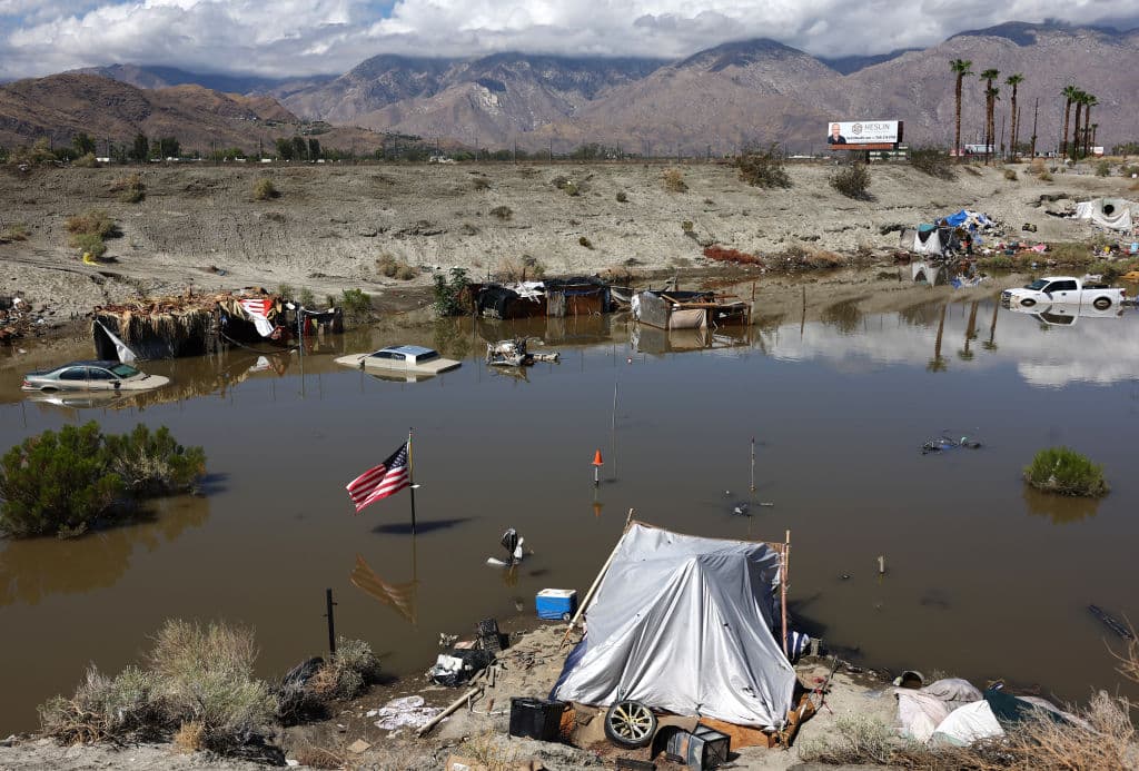 De ese campamento para desamparados, muy poco quedó fuera del 
<b><a href="https://www.univision.com/local/los-angeles-kmex/hilary-records-de-lluvia-tormenta-tropical-sur-de-california" target="_blank">agua que dejó la tormenta tropical Hilary</a></b> por el sur de California, la noche del pasado domingo.