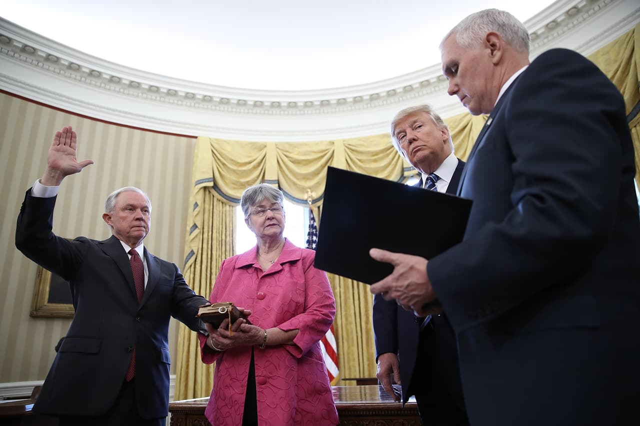<b>Día 21/Febrero 9:</b> El presidente Donald Trump 
<b><a href="http://www.univision.com/noticias/politica/el-nuevo-fiscal-general-jeff-sessions-promete-poner-fin-a-la-falta-de-leyes-migratorias">durante la juramentación de Jeff Session como fiscal general de Estados Unidos por el vicepresidente Mike Pence en la Oficina Oval de la Casa Blanca.</a></b> Sessions fue confirmado el por el Senado como el nuevo fiscal general con 52 votos a favor contra 47, en una polémica sesión que tuvo incluso momentos de tensión cuando el martes en la noche 
<b><a href="http://www.univision.com/noticias/congreso-de-eeuu/republicanos-silencian-a-warren-por-leer-una-carta-de-la-viuda-de-martin-luther-king-en-el-debate-para-la-nominacion-de-sessions" target="_blank">la senadora demócrata Elizabeth Warren fue silenciada por republicanos</a></b> mientras se oponía a esta nominación. Horas más tarde, la Corte de Apelaciones del Noveno Circuito decidió mantener bloqueada la orden ejecutiva que afecta a ciudadanos de siete países de mayoría musulmana. El presidente reaccionó al tuitear "nos vemos en la corte", lo que da a entender que llevarán la pelea legal a la Corte Suprema de Justicia.