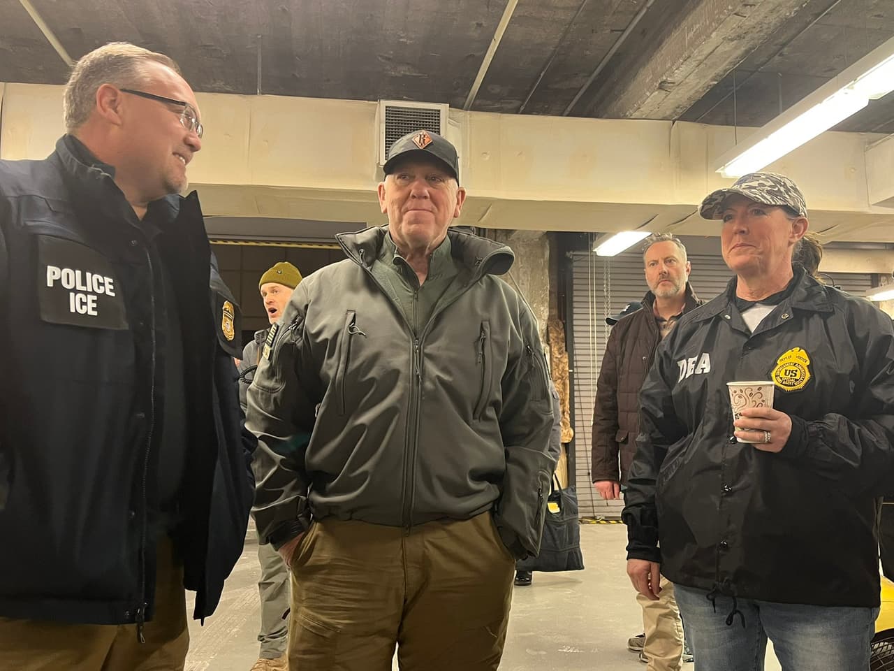 El zar de la frontera Tom Homan, supervisó el inicio de operativos migratorios intensificados en Chicago este domingo, junto con el fiscal general adjunto interino, Emil Bove.