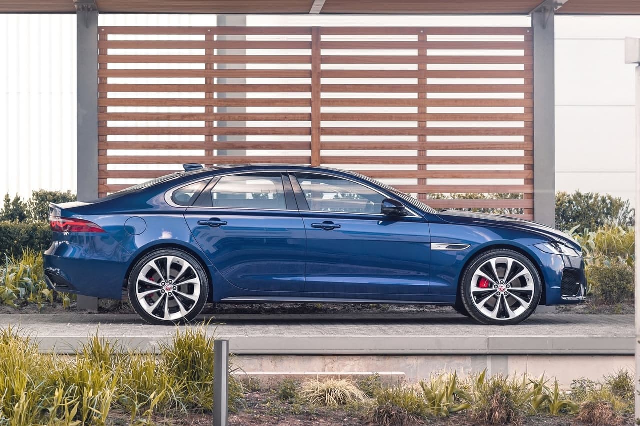 <h3 class="cms-H3-H3"><b>Jaguar y Land Rover</b></h3>
<br>
<br>Según un reporte de Bloomberg, el fabricante británico detendrá temporalmente la producción en sus plantas ubicadas en Castle Bromwich y Halewood a partir del 26 de abril.