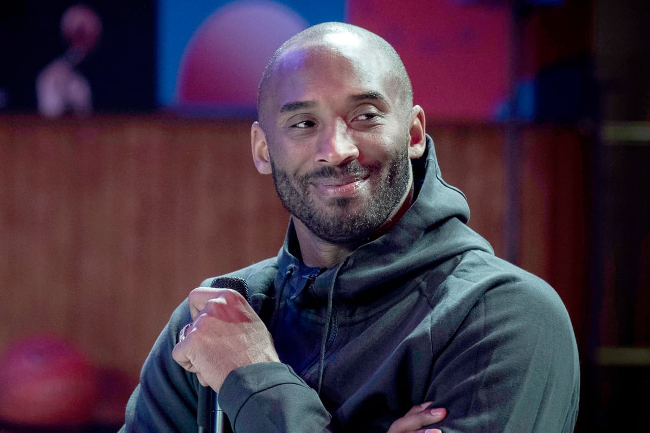 <b>Kobe Bryant, 41 años.</b> La estrella de la NBA ganó cinco campeonatos y se convirtió en uno de los mejores jugadores de baloncesto de su generación en una carrera de 20 años con Los Ángeles Lakers. 
<a href="https://www.univision.com/noticias/sucesos/reportan-muerte-de-kobe-bryant-en-un-accidente-de-helicoptero-en-california"><u>Falleció el 26 de en un accidente de helicóptero</u></a>. 
<a href="https://www.univision.com/noticias/sucesos/asi-se-ve-el-lugar-donde-se-precipito-el-helicoptero-en-el-viajaba-kobe-bryant-fotos-fotos"><u>Vea aquí las fotografías de este lamentable accidente que enlutó al país</u></a>