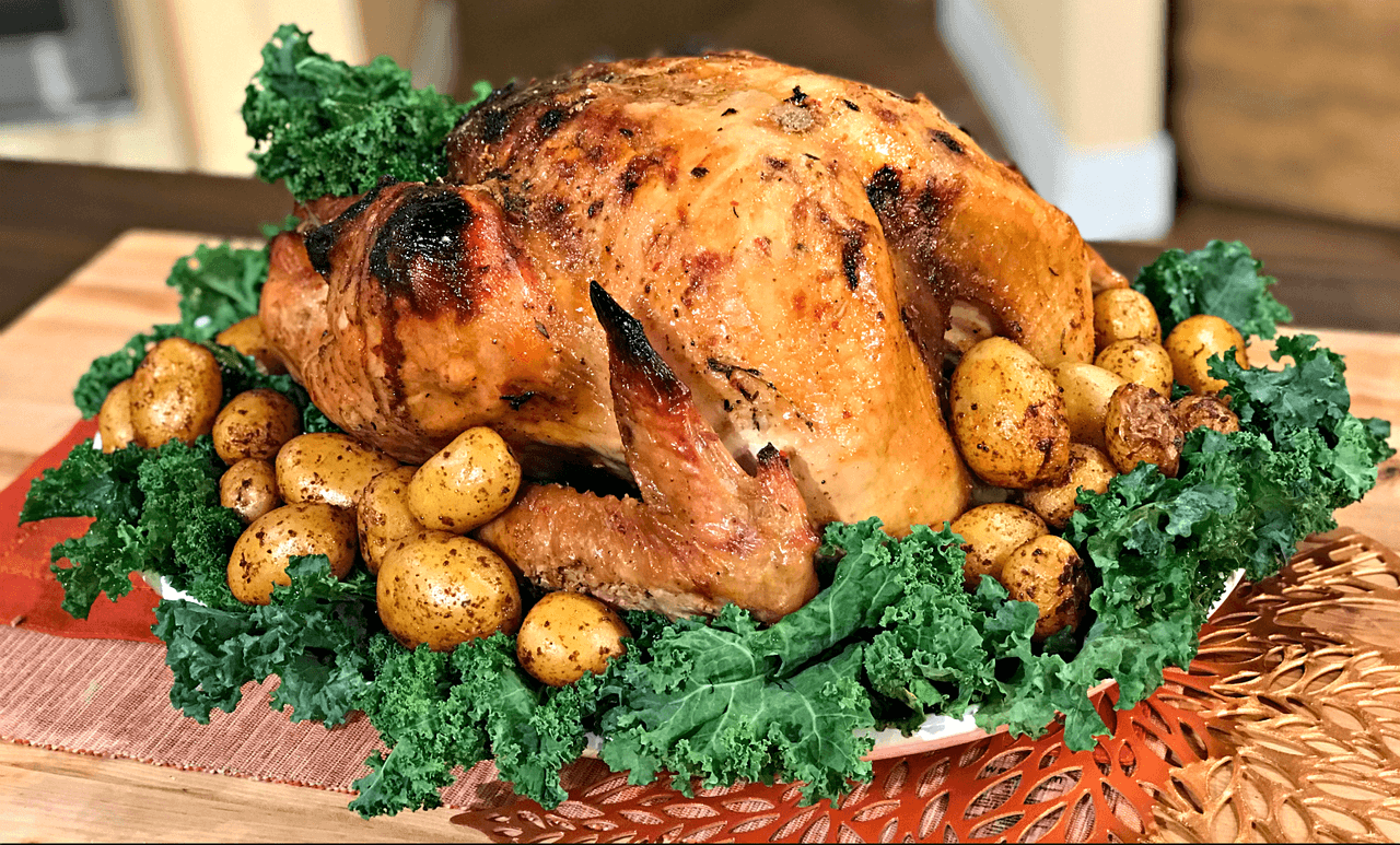 Por otro lado, haga que los invitados traigan su propia comida y bebida. Si comparte alimentos, 
<b>pida a una persona que los sirva y utilice opciones de un solo uso, como utensilios de plástico,</b> para evitar contaminación cruzada.