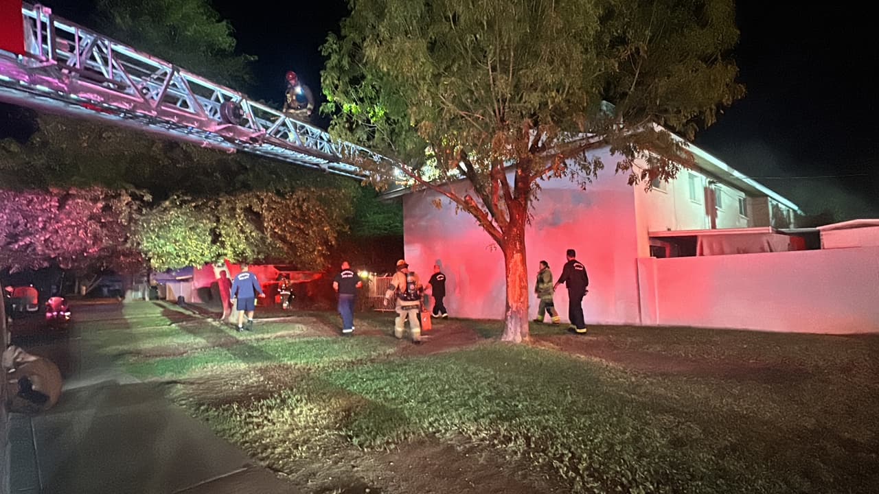 Los equipos ingresaron a la casa extinguiendo el fuego y mientras buscaban, 
<b>encontraron a la víctima en el segundo piso</b> que sufría de inhalación de humo.