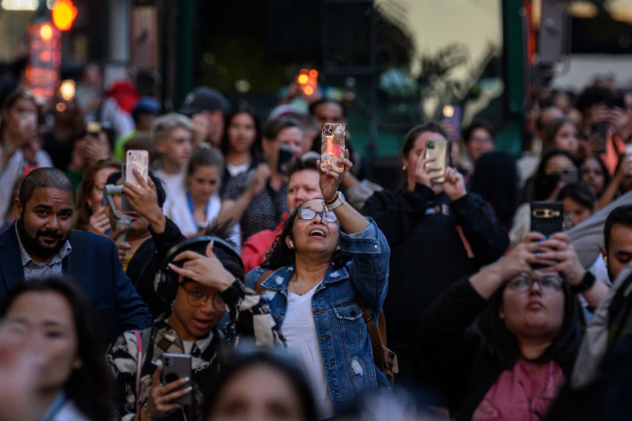 Miles de personas usan sus teléfonos para registrar el fenómeno.