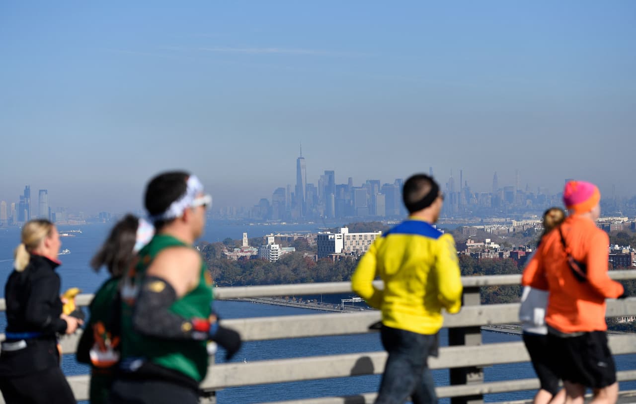 Como es la tradición, los corredores comienzan en Staten Island y se dirigen por el puente Verrazano-Narrows hacia Brooklyn, por Queens, para terminar en Central Park, en Manhattan.