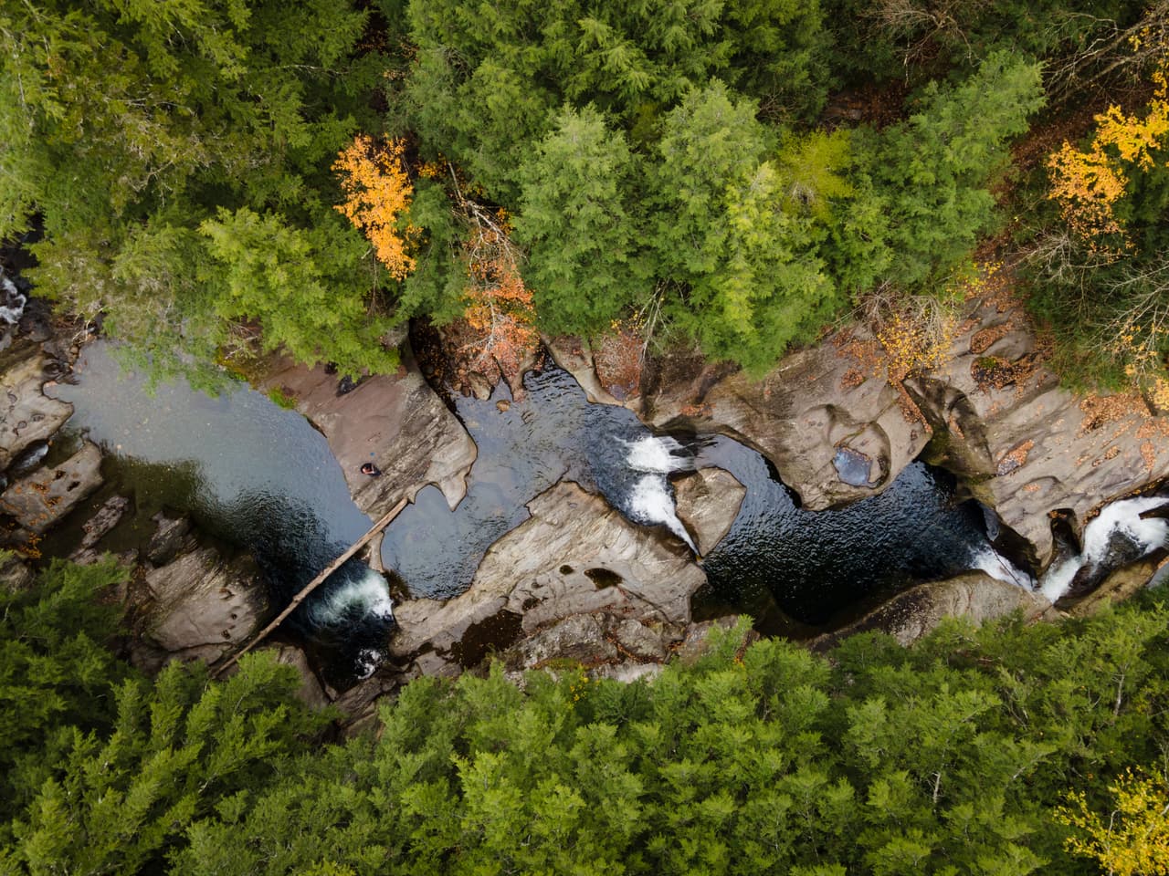 <b>Vermont.</b>
<br>
<br>Warren Falls combina distintos pozos de agua con diferentes profundidades. Las aguas critalinas y frescas han ido elevando el perfil de este rincón de Vermont. 
<b>"Es precioso y los pozos de agua eran super divertidos. La mayoría de la gente saltaba desde las cascadas. Muy tranquilo y una hermosa parada en un caluroso día de julio", indicó un visitante en el sitio de viajeros TripAdvisor.</b>