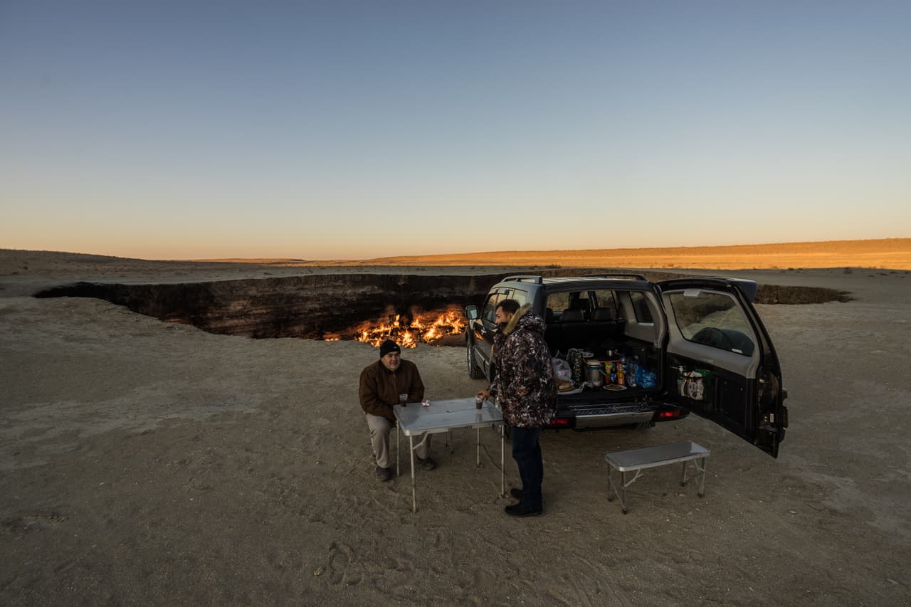 <b>Un destino turístico. </b>Miles de turistas visitan el sitio cada año. El más grande de estos cráteres mide alrededor de 230 pies (70 metros) de ancho y 65 pies (20 metros) de profundidad. Según las autoridades nadie resultó herido en el accidente. Sin embargo, el presidente de Turkmenistán, Gurbanguly Berdimuhamedow, ha ordenado apagar este pozo.