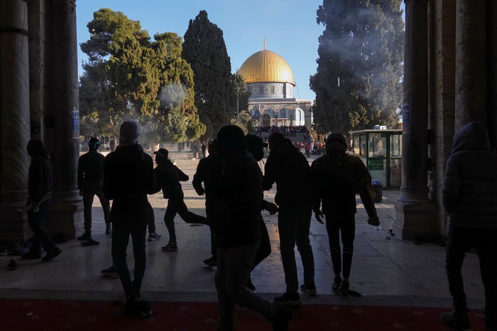 El complejo, que tanto judíos como musulmanes consideran sagrado, suele ser el epicentro de los disturbios entre israelíes y palestinos, y la tensión ya era alta debido a la última ola de ataques. Los disturbios registrados el año pasado en la zona ayudaron a provocar una guerra de 11 días entre Israel y 
<a href="https://www.univision.com/temas/hamas">Hamas</a>, el grupo insurgente que gobierna la 
<a href="https://www.univision.com/temas/franja-de-gaza">Franja de Gaza</a>.