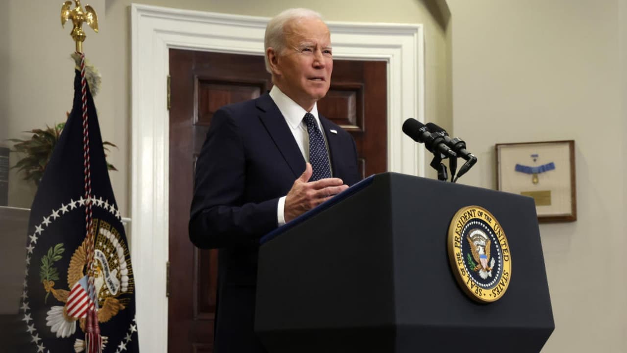 <b>En video:</b> El presidente Biden aseguró que en los últimos días se han visto acciones claras por parte de Rusia para tratar de provocar a Ucrania, como el "bombardeo" a una guardería y "la desinformación que le están dando al pueblo diciendo que Ucrania está listo para lanzar un ataque masivo". Aseguró que si Rusia continúa con sus planes, "será responsable de una guerra catastrófica" y precisó que EEUU y sus aliados están preparados para defender cada pulgada del territorio de la OTAN.