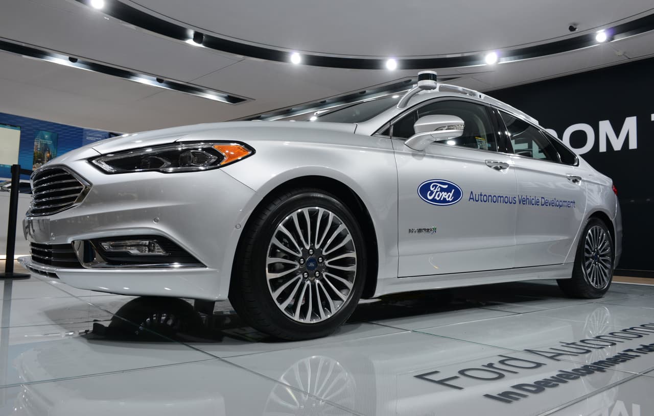 <b>Ford</b> es otro de los fabricantes tradicionales que puede ser considerado como pionero en la carrera por el manejo autónomo. Son muchos los rumores que han surgido en relación a los esfuerzos del óvalo azul en el campo del manejo autónomo, incluyendo una inminente alianza con Google que nunca se materializó. Sin embargo el fabricante ha invertido es el campo de la 
<b><a href="http://www.univision.com/noticias/ford/ford-invierte-1-000-millones-de-dolares-en-inteligencia-artificial-para-sus-vehiculos-de-manejo-autonomo" target="_blank">inteligencia artificial</a> </b>y a prometido tener un
<b> <a href="http://www.univision.com/noticias/desde-silicon-valley/ford-dice-que-tendra-un-vehiculo-autonomo-en-la-calle-en-2021" target="_blank">vehículo de manejo autónomo en las calles en 2012</a>. </b>