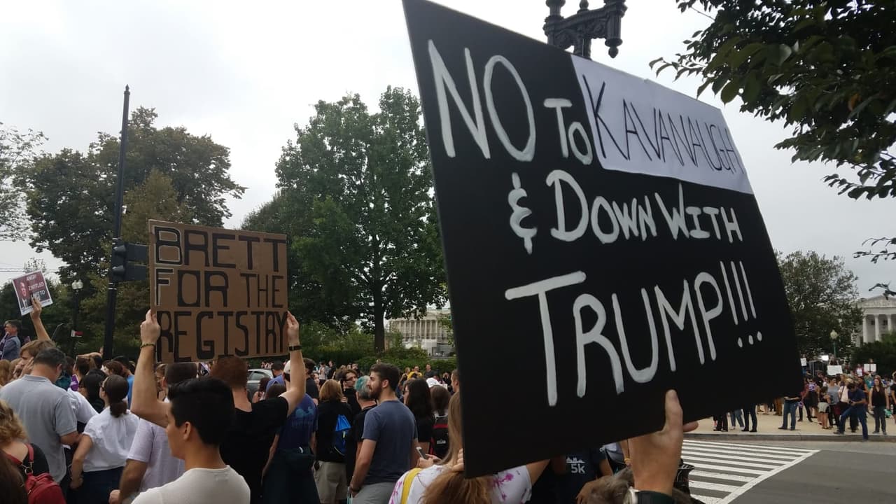 "No a Kavanaugh y abajo con Trump".