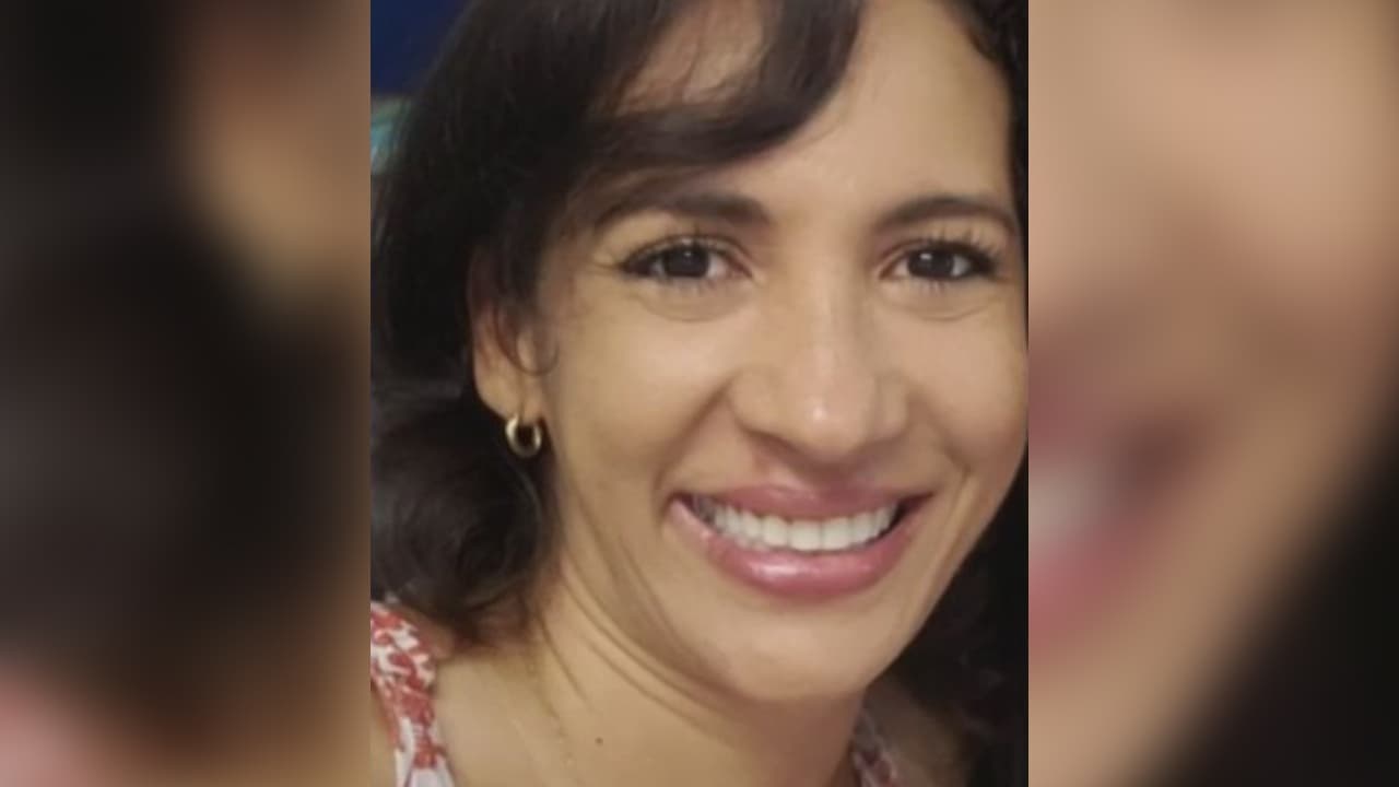 Mary Stella Gómez Mullet, de 45 años, fue asesinada presuntamente a manos del hombre con el que se casó: Roberto Colón, de 66 años. Amigas de la inmigrante indocumentada dijeron que el matrimonio no acarreaba una relación afectiva sino un acuerdo para obtener documentos de residencia permanente. El sospechoso fue arrestado y acusado de asesinato en primer grado. Los dos hijos de la colombiana solicitaron visas humanitarias para acudir al juicio contra el hombre.
<br>