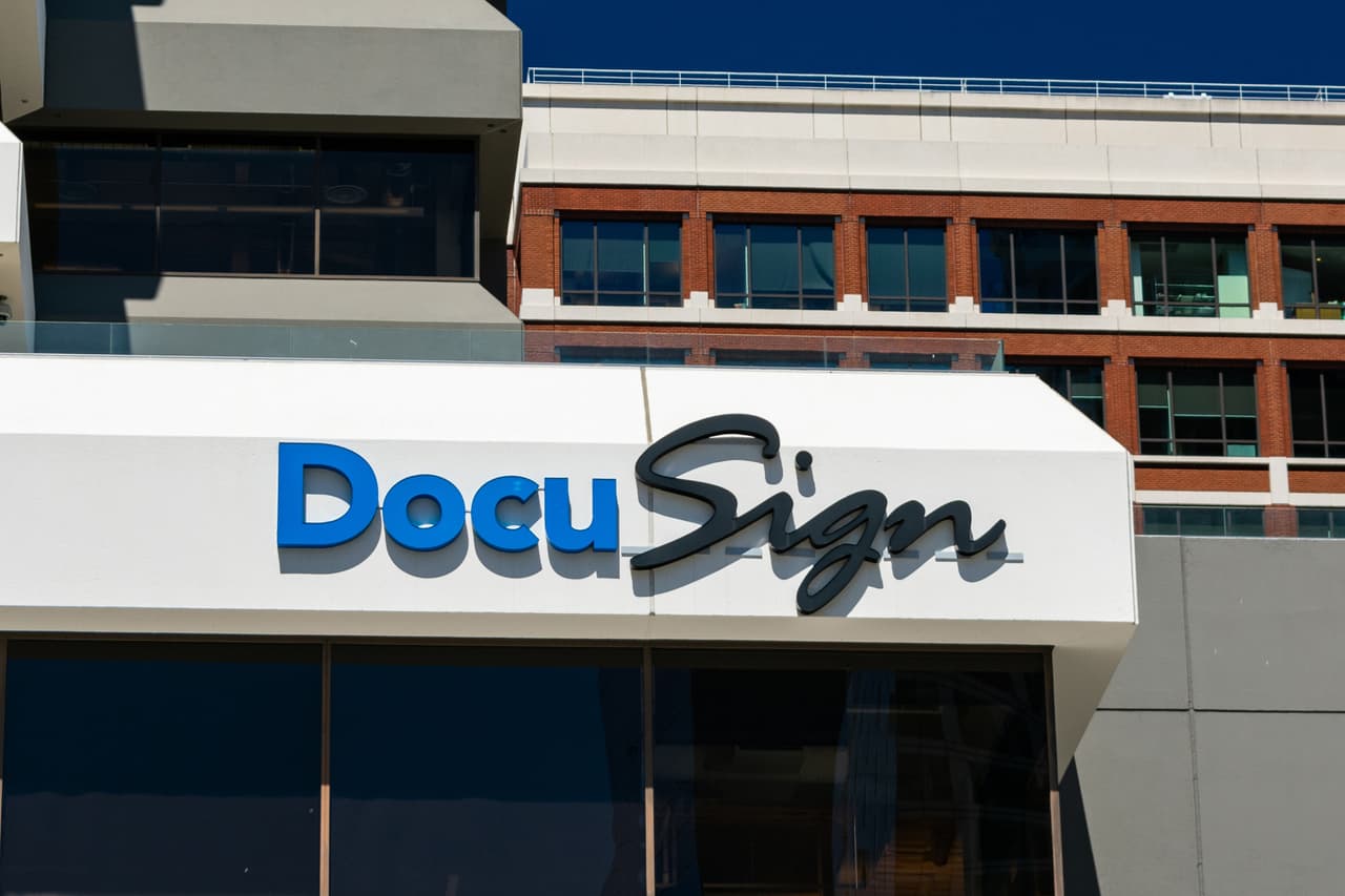 <b>Puesto 20. DocuSing. </b>Esta compañía con sede en San Francisco, California, se dedica a la automatización de los procesos de sus clientes con herramientas de inteligencia artificial. En la pandemia, muchas organizaciones adelantaron sus planes digitales y DocuSing amplió su gama de productos. Según la revista Financial Times, que documentó el 
<a href="https://www.ft.com/content/f8251e5f-10a7-4f7a-9047-b438e4d7f83a"><u>aumento o las disminución del valor de las compañias más grandes del mundo</u></a> a finales de 2020, esta empresa incrementó 212% su valor en el mercado.
<br>