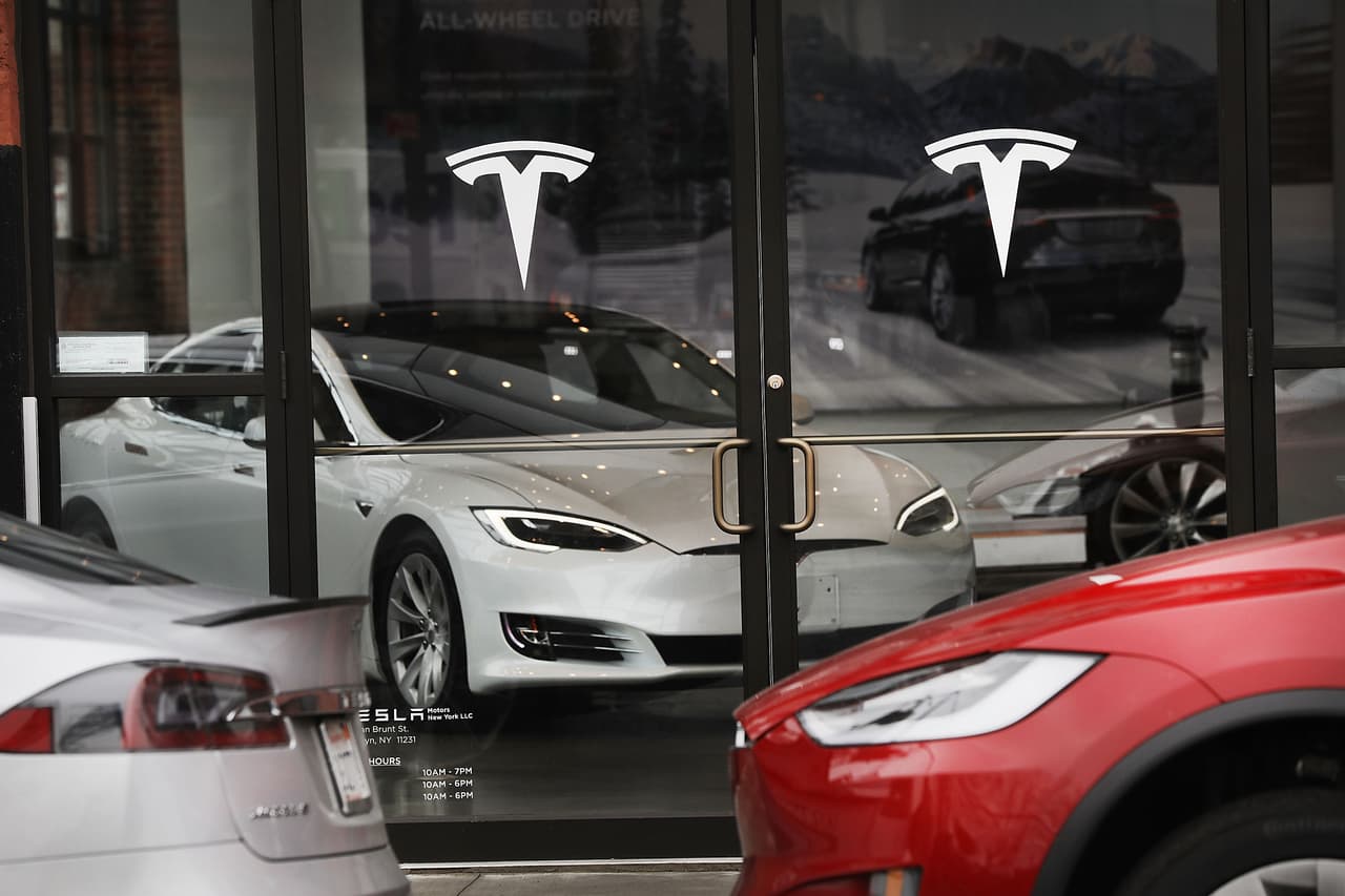 Tras la apertura del mercado bursátil de este miércoles, las acciones del fabricante de carros eléctricos subieron un 5%, incrementando la capitalización de la compañía a unos 205,000 millones de dólares, por encima de los 203,000 millones de Toyota.