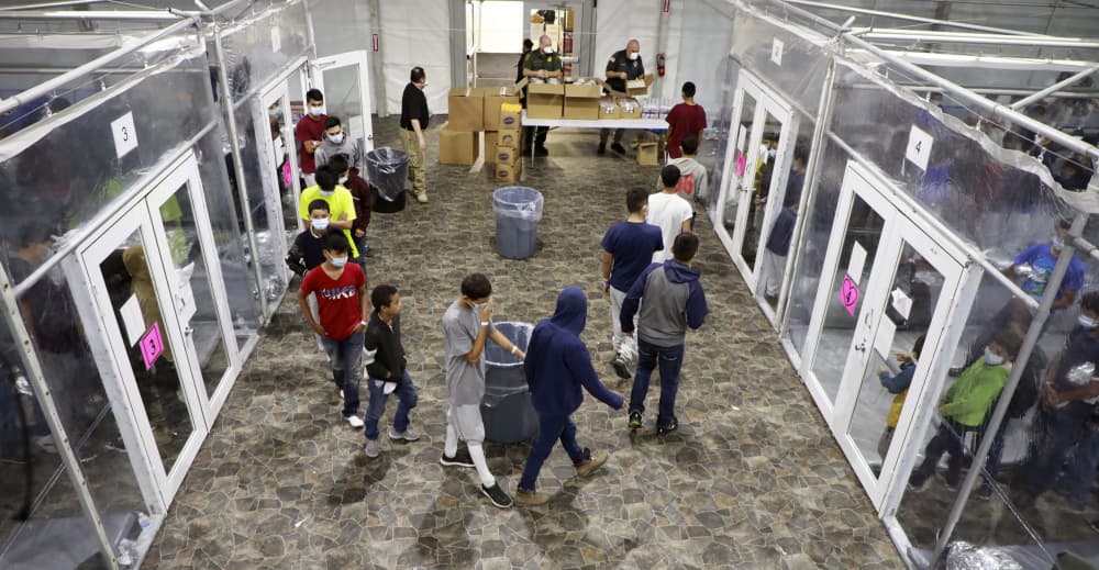 Un día después de que Cuellar divulgara las fotos, CBP decidió publicar más de 40 imágenes del centro en Donna "para balancear la necesidad de transparencia pública y rendición de cuentas", dicen en 
<a href="https://www.cbp.gov/newsroom/speeches-and-statements/cbp-statement-processing-center-imagery" target="_blank">el comunicado</a>.