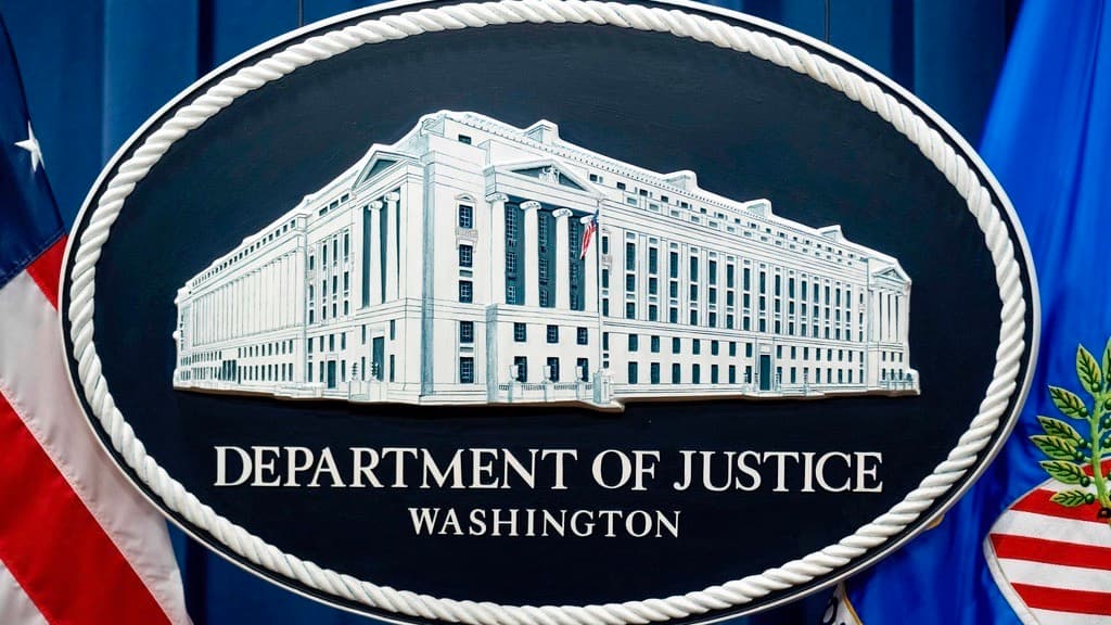 El exasesor de Trump acusado en EEUU de recibir más de $1 millón, carro y un conductor privado por trabajar para un canal ruso